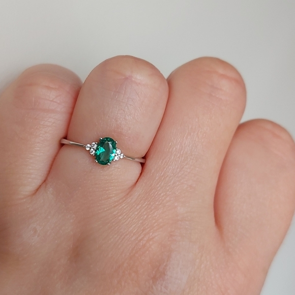925 Sterling Silver Green CZ Ring - Picture 6 of 6
